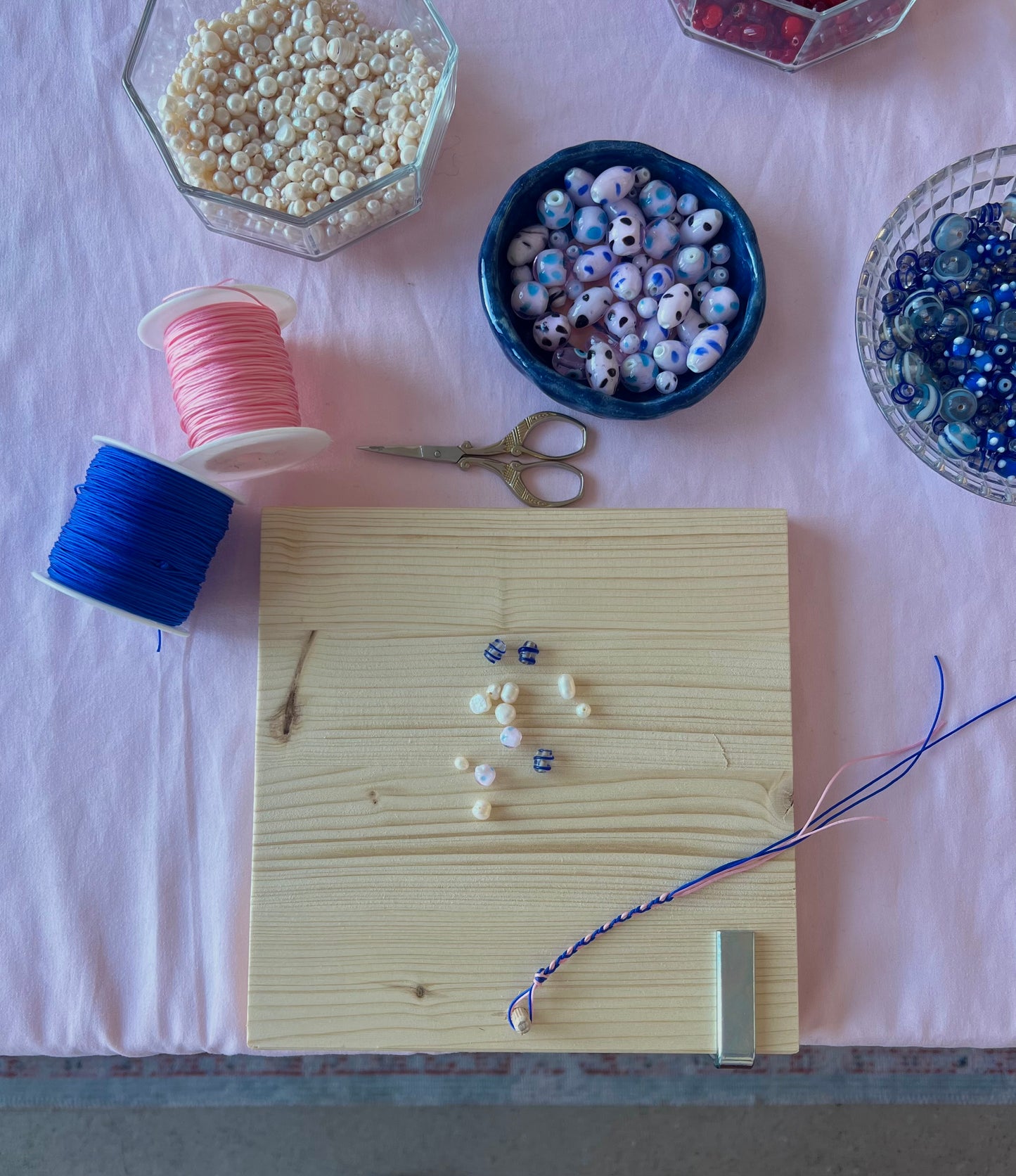 ARMBAND FLECHTTECHNIK WORKSHOP - Donnerstag, den 26.03.2025 18:30 Uhr